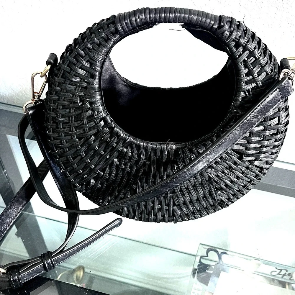 Scoop‎ Black Woven Crescent Crossbody Bag Mini Round Purse Trendy Y2K - Picture 3 of 3